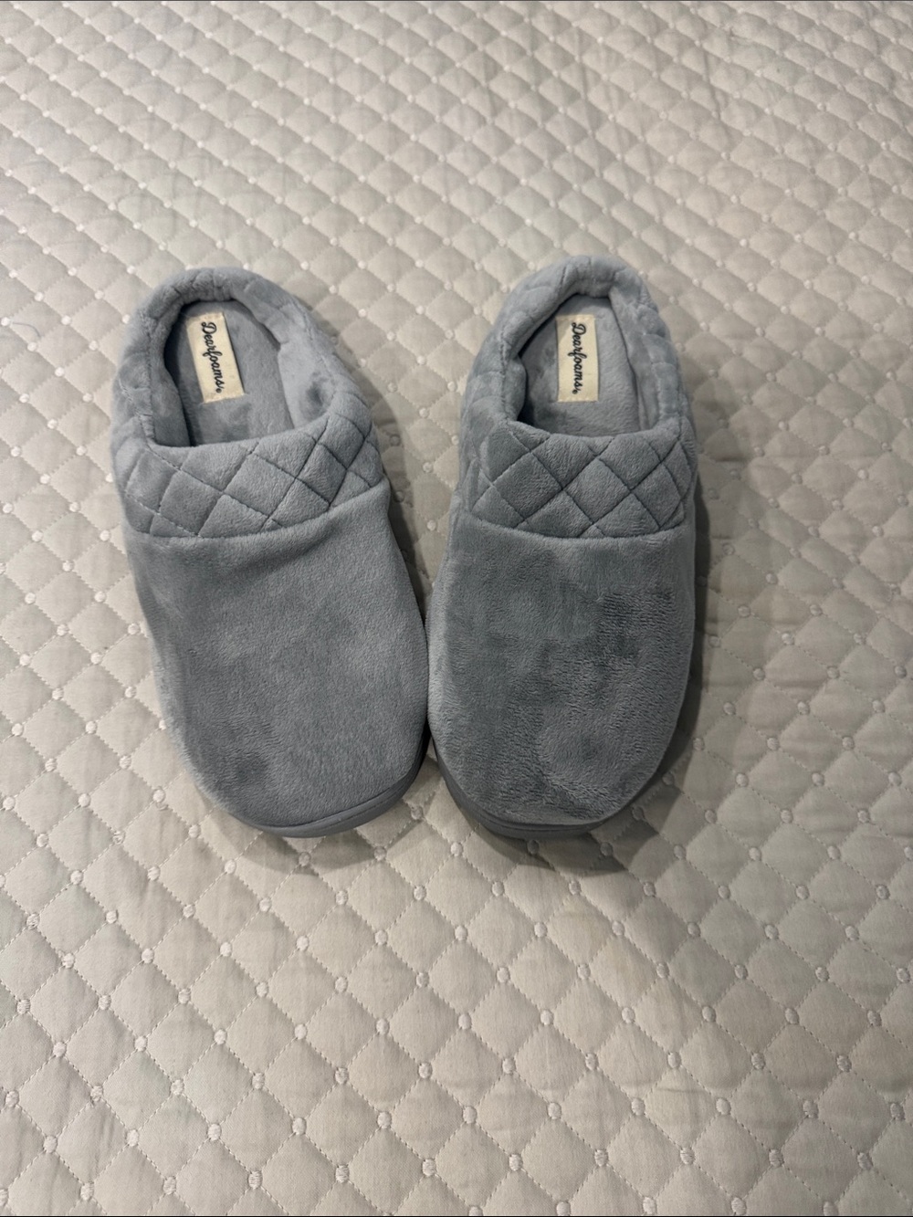 dearfoams Light Gray Quilted-Back Plush Slip-On Slippers